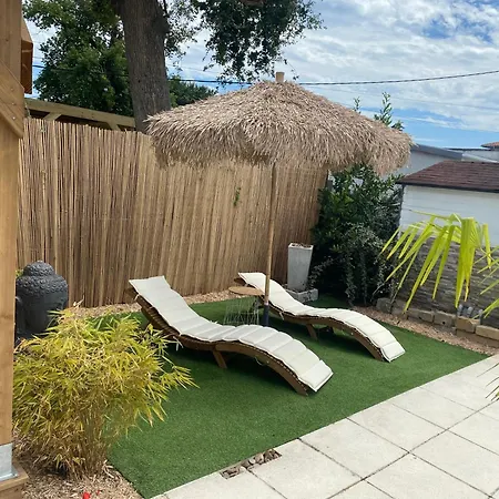 Maisonnette Climatisee Avec Piscine Et A 6mn Сasa de vacaciones *