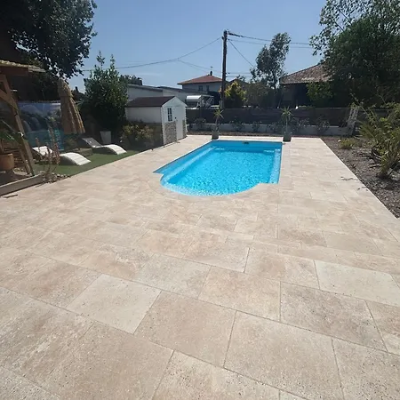Maisonnette Climatisee Avec Piscine Et A 6mn Holiday home *
