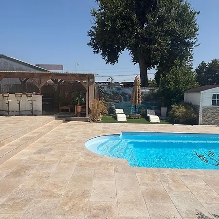 Holiday home Maisonnette Climatisee Avec Piscine Et A 6mn *