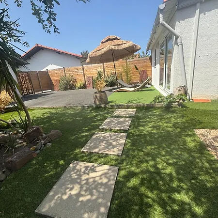 Maisonnette Climatisee Avec Piscine Et A 6mn *