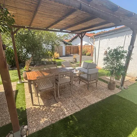 Maisonnette Climatisee Avec Piscine Et A 6mn *