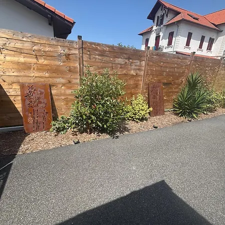 Holiday home Maisonnette Climatisee Avec Piscine Et A 6mn