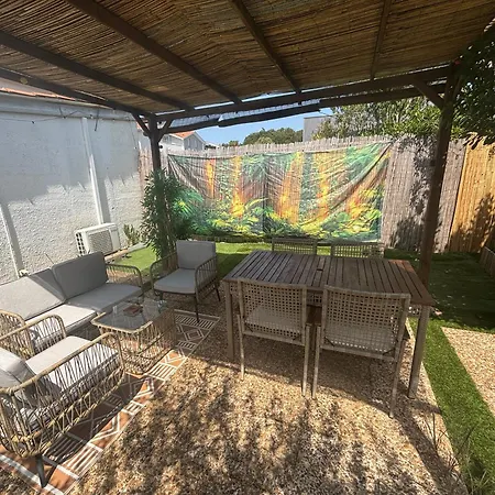 Holiday home Maisonnette Climatisee Avec Piscine Et A 6mn *
